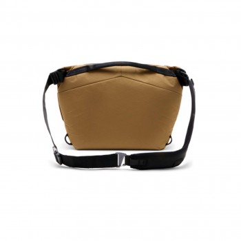 PEAK DESIGN EVERYDAY SLING 6L V2 COYOTTE dos