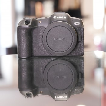 CANON R 8